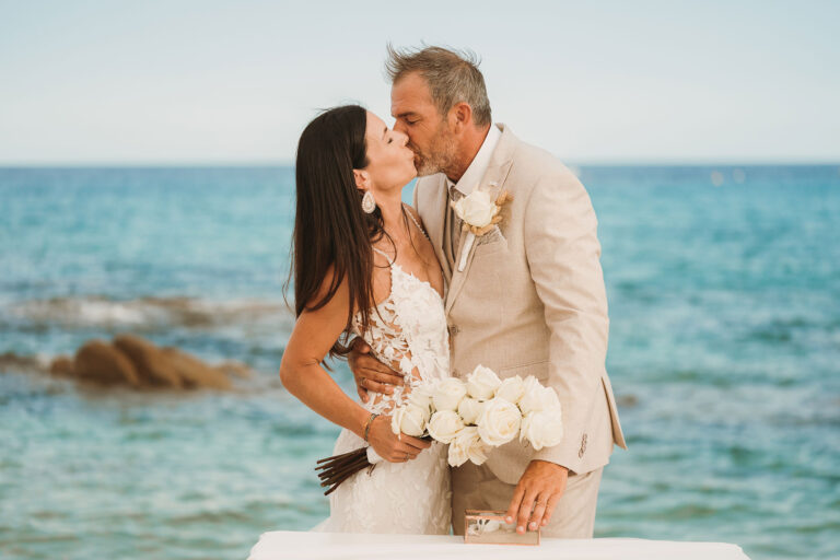 innig-küsst-sich-das-Brautpaar-nach-der-Strandhochzeit---meer-sardinien-urlaub