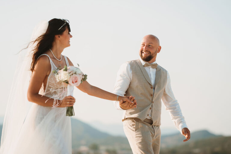 lachendes-Brautpaar,-Trauung-im-Standesamt---meer-sardinien-urlaub