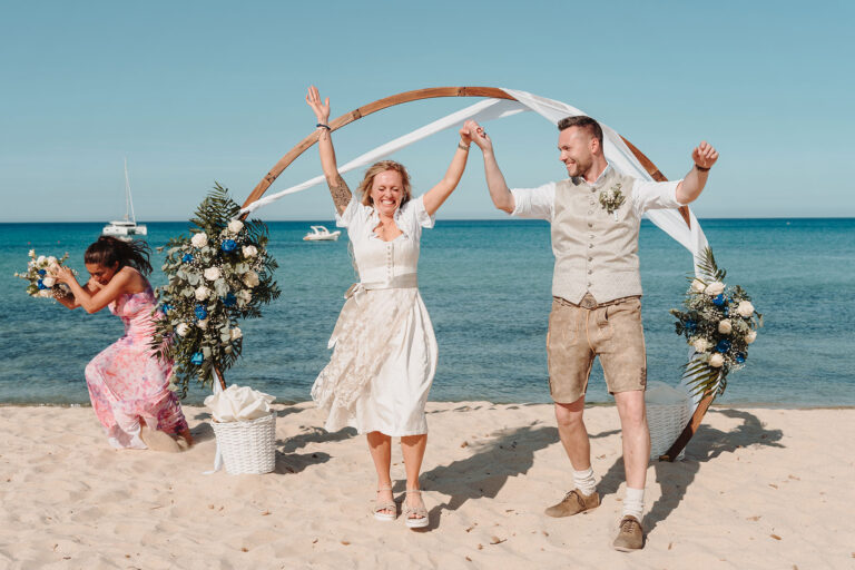 lustige-Momente-nach-der-Strandhochzeit-bei-der-der-Brautstrauss-geworfen-und-aufgefangen-wurde---meer-sardinien-urlaub