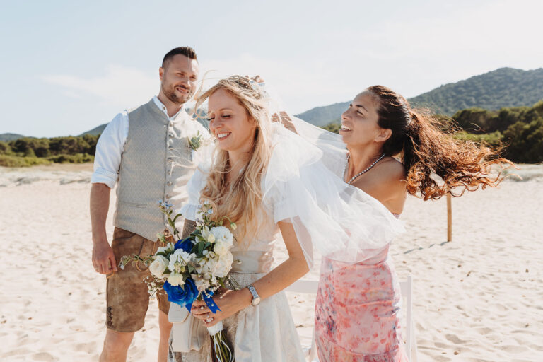 noch-kurz-den-Schleier-richten,-Strandhochzeit---meer-sardinien-urlaub