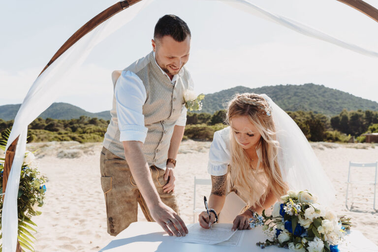 nun-wird-die-Eheurkunde-unterzeichnet,-Strandhochzeit---meer-sardinien-urlaub
