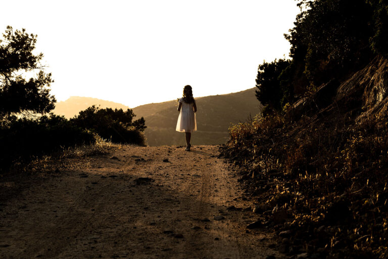 romantische-Momentaufnahme-nach-der-Erneurung-des-Eheversprechens---meer-sardinien-urlaub