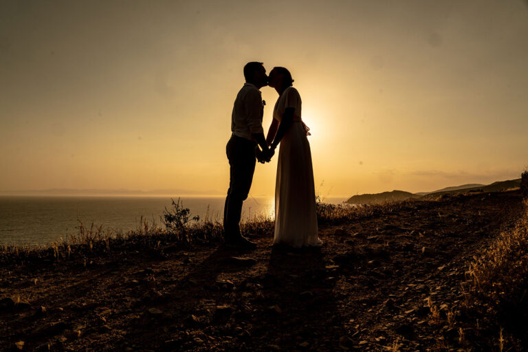 romantische-Zweisamkeit-nach-der-freien-Trauung-am-Felskap-Capo-Boi---meer-sardinien-urlaub