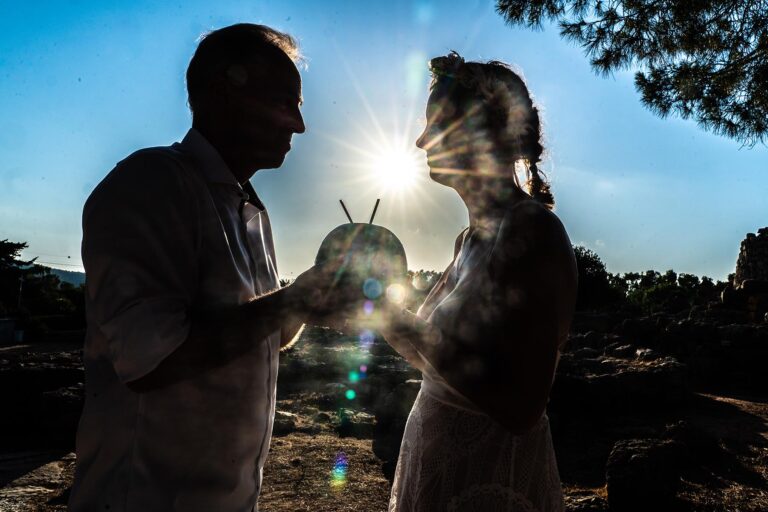 romantisches Anstossen nach der Traumhochzeit - meer sardinien urlaub