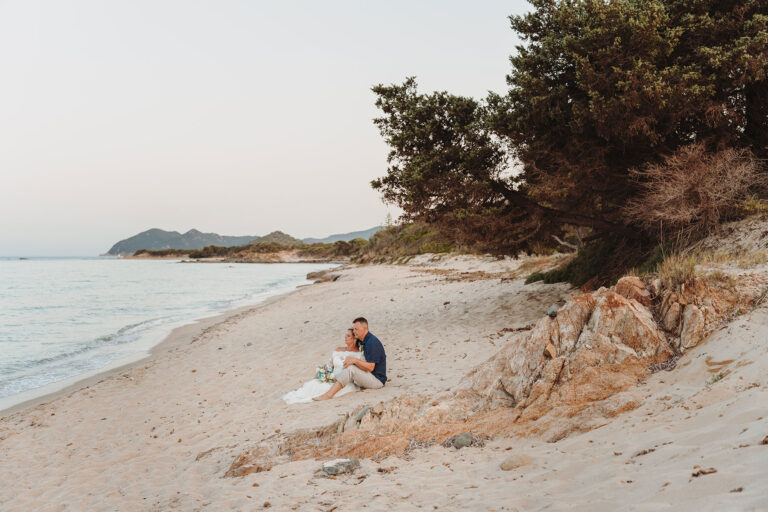 romantisches-Paar-Bild-an-dem-bezaubernden-Hochzeitsstrand,-Strandhochzeit---meer-sardinien-urlaub