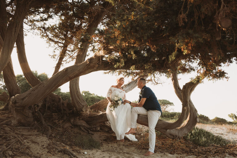 romantisches-Paarbild-unter-einem-Wachholderbaum,-Strandhochzeit---meer-sardinien-urlaub