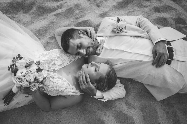 romantisches-Paarbild-während-dem-Paarshooting,-Strandhochzeit---meer-sardinien-urlaub