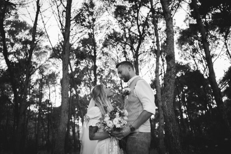 schöne-Schwarz-Weiss-Aufnahme-des-Brautpaares-im-Pinienhain,-Strandhochzeit---meer-sardinien-urlaub