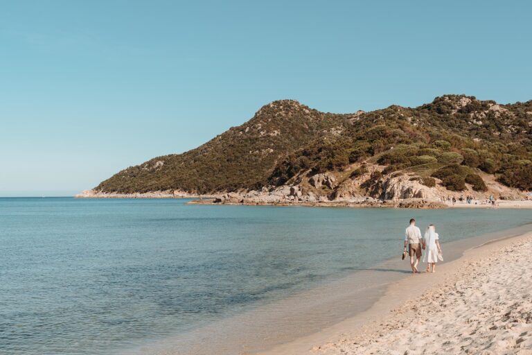 schöner-Spaziergang-am-Meeresufer-entlang,-Strandhochzeit---meer-sardinien-