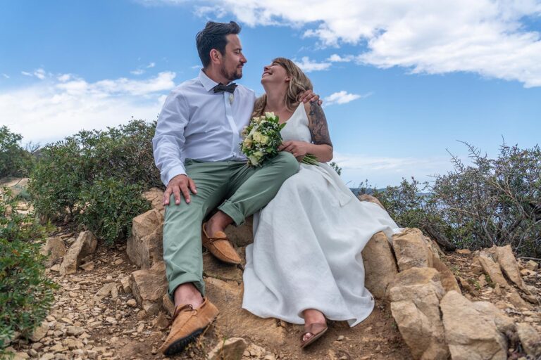 schönes Paarbild nach der emotiionsstarken, freien Trauung inmitten der Natur mit tollem Meerblick - meer sardinien urlaub
