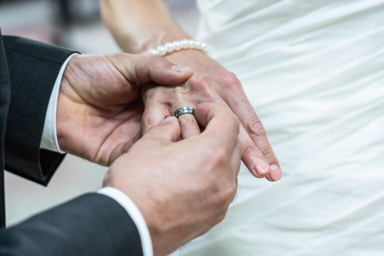 standesamtliche Trauung in Pula, mit den Eheringen besiegelt - meer sardinien urlaub