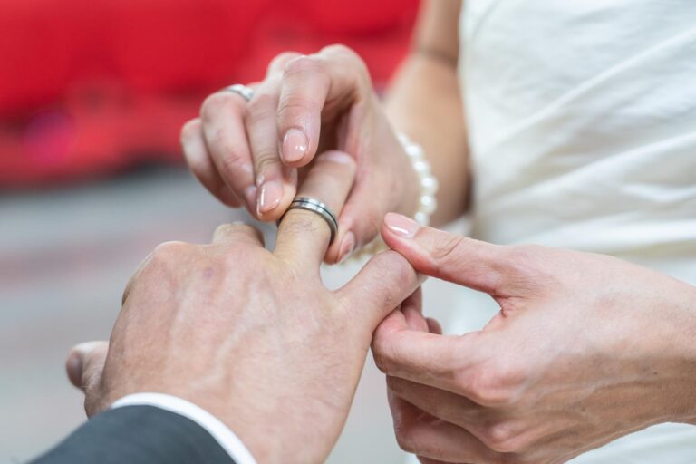 standesamtliche Trauung in Pula, mit den Eheringen vereint - meer sardinien urlaub