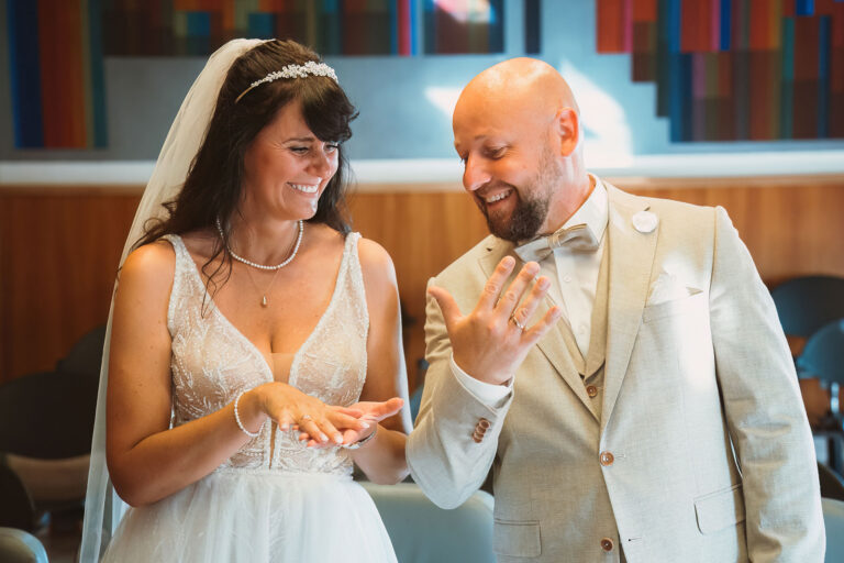 stolz-werden-die-Eheringe-gezeigt,-Trauung-im-Standesamt---meer-sardinien-urlaub