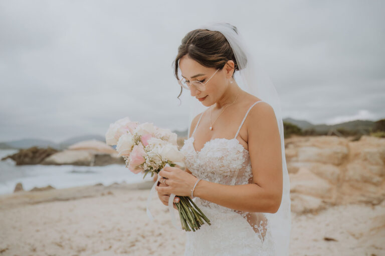 tolles-Bild-der-weiß-gekleideten-Braut-mit-länglichem-Brautstrauss,-Strandhochzeit---meer-sardinien-urlaub