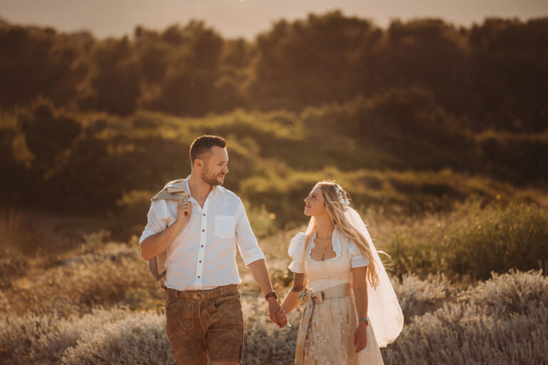 verliebte-Blicke-im-Abendlicht,-Strandhochzeit---meer-sardinien-urlaub
