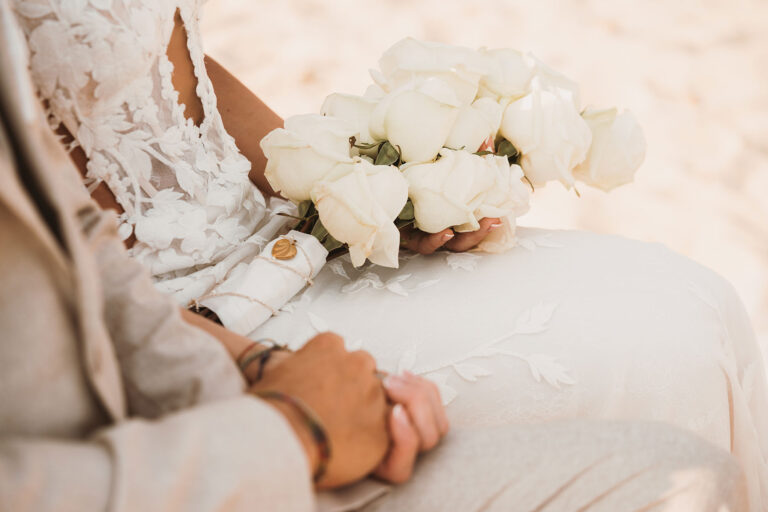 vertrauensvoll-hält-sich-das-Brautpaar-die-Hand,-Strandhochzeit---meer-sardinien-urlaub