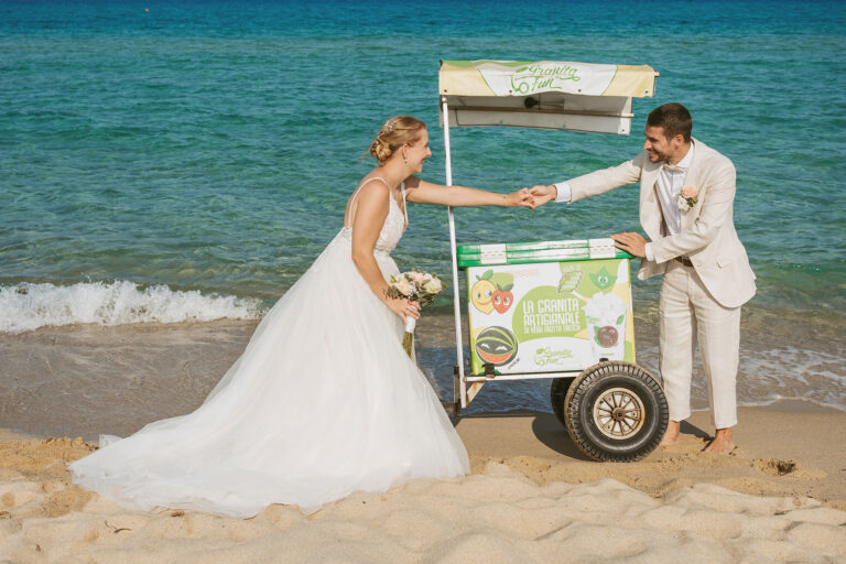 was-macht-man,-wenn-der-Eismann-nach-der-Strandhochzeit-vorbeikommt..