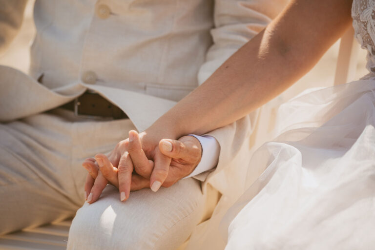wir-versprechen-uns-Liebe-und-Kraft,-für-immer,-Strandhochzeit---meer-sardinien-urlaub