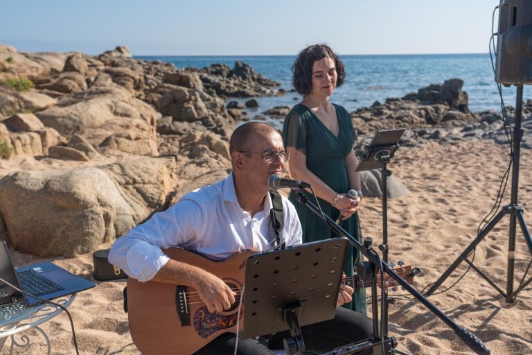wunderschöne musikalische Untermalung während der Strandhochzeit - meer sardinien urlaub