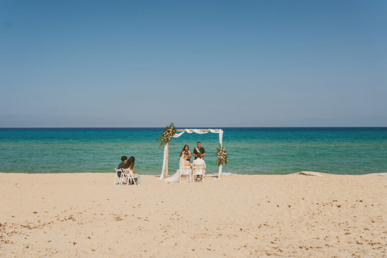 wundervolle-Augenblicke-der-besinnlichen-Trauung-am-Strand,-Strandhochzeit---meer-sardinien-urlaub