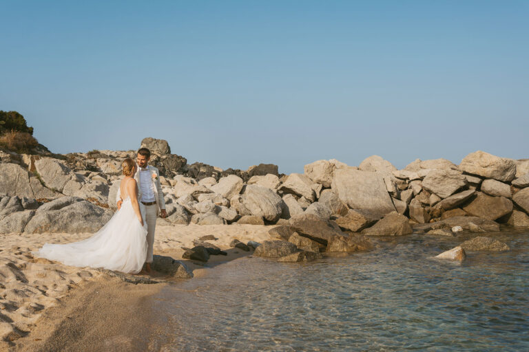 wundervolles-Paarshooting-nach-der-Strandhochzeit---meer-sardinien-urlaub