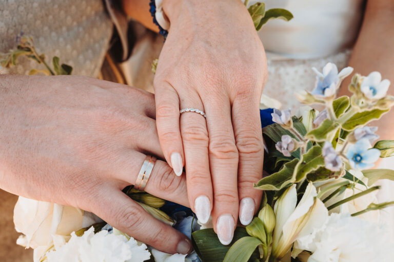 zeigt-her-Eure-Trauringe,-Strandhochzeit---meer-sardinien-urlaub