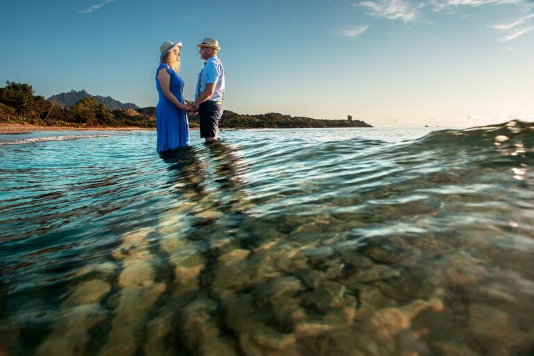 Blick-vom-Wasser-auf-das-Brautpaar-und-den-herrlichen-Sandstrand,-Strandhochzeit---meer-sardinien-urlaub
