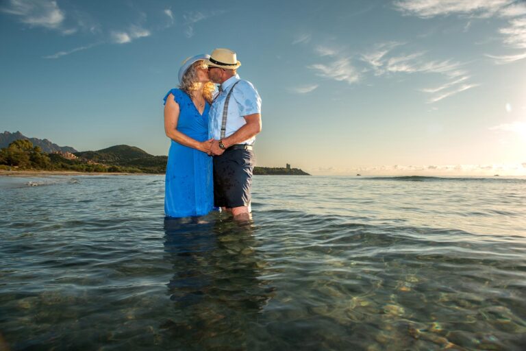 Brautpaar-küsst-sich-im-Wasser,-Strandhochzeit---meer-sardinien-urlaub
