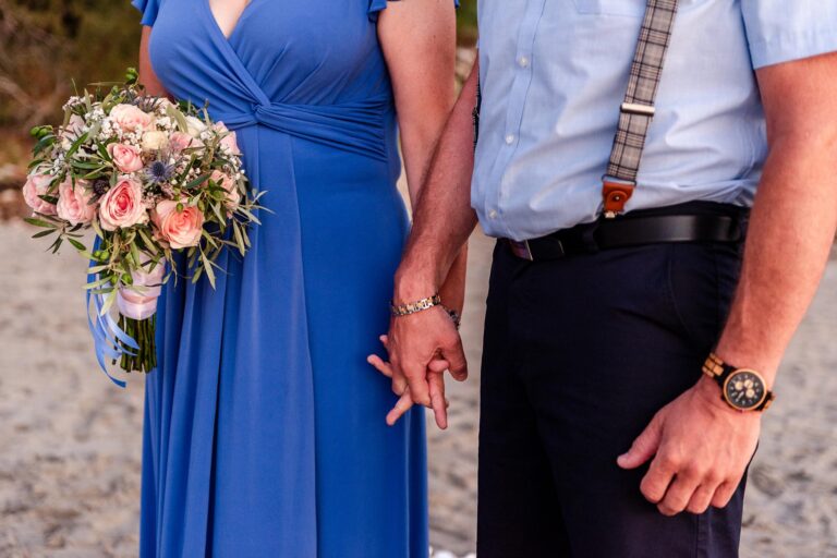 Hand-in-Hand-ein-Leben-lang,-Strandhochzeit---meer-sardinien-urlaub