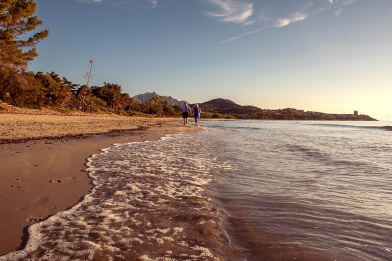 Strandspaziergang-des-Brautpaares-nach-der-Strandhochzeit---meer-sardinien-urlaub
