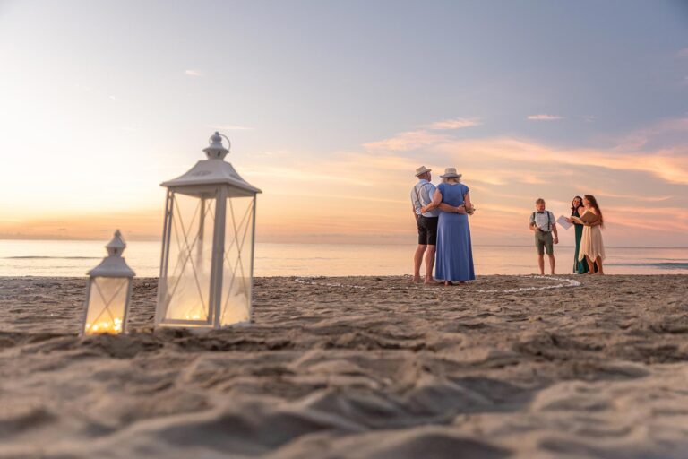 auch-der-ein-oder-andere-lustige-Lebensmoment-wird-während-der-Zeremonie-der-Strandhochzeit-bedacht----meer-sardinien-urlaub