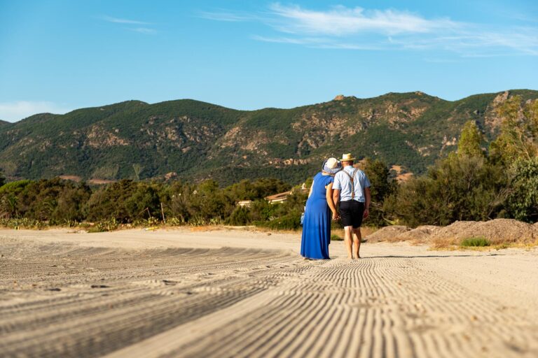 das-Brautpaar-am-breiten,-frisch-gerächten-Strand,-Strandhochzeit---meer-sardinien-urlaub