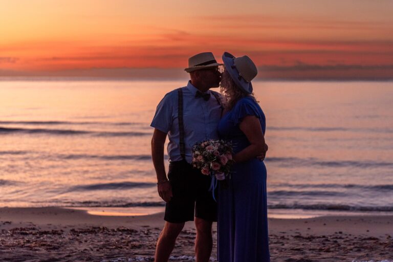 der-Kuss-des-Brautpaares-vor-einem-atemberaubenden-Himmel-bei-Sonnenaufgang,-Strandhochzeit---meer-sardinien-urlaub