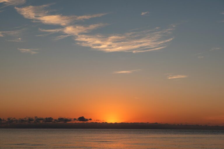 der-Tag-erwacht,-Sonnenaufgang-am-Strand-als-unvergessliche-Kulisse-für-eine-einzigartige-Strandhochzeit---meer-sardinien-urlaub