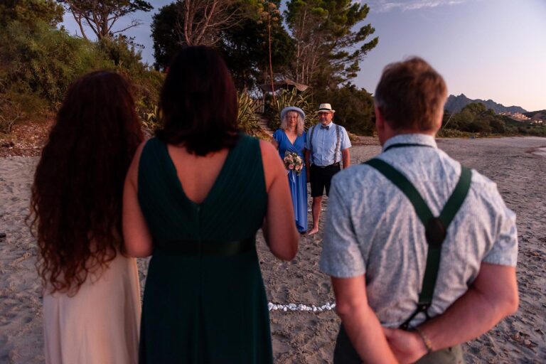 die-Durchführung-der-Strandhochzeit---meer-sardinien-urlaub