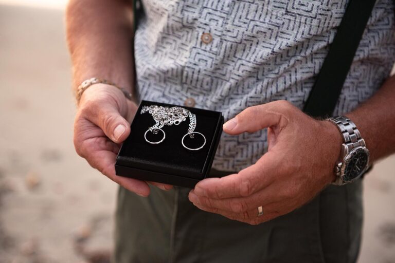 die-Ringe-an-den-Halsketten-als-Zeichen-der-besonderen-Verbundenheit,-Strandhochzeit---meer-sardinien-urlaub