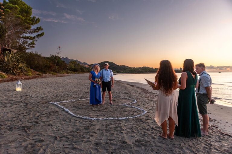 die-Zeremonie-der-Strandhochzeit-bei-aufgehender-Sonne---meer-sardinien-urlaub