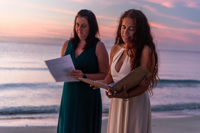die-beste-Freundin-der-Braut-und-Jolanda-Melis-während-der-Traurede-der-Strandhochzeit-bei-Sonnenaufgang---meer-sardinien-urlaub