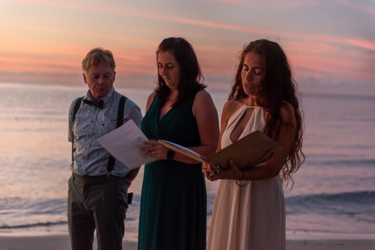 die-besten-Freunde-des-Brautpaares-und-Jolanda-Melis-während-der-Traurede-bei-Sonnenaufgang,-Strandhochzeit---meer-sardinien-urlaub