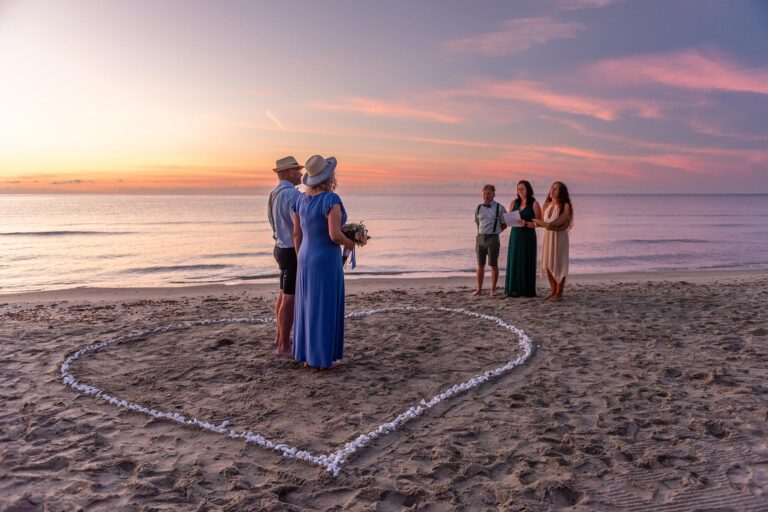 die-einzigartige-Zeremonie-bei-Sonnenaufgang,-Strandhochzeit---meer-sardinien-urlaub