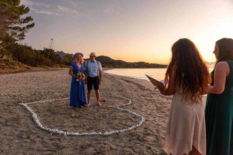 die-gefühlvolle-Strandhochzeit-bei-Sonnenaufgang---meer-sardinien-urlaub