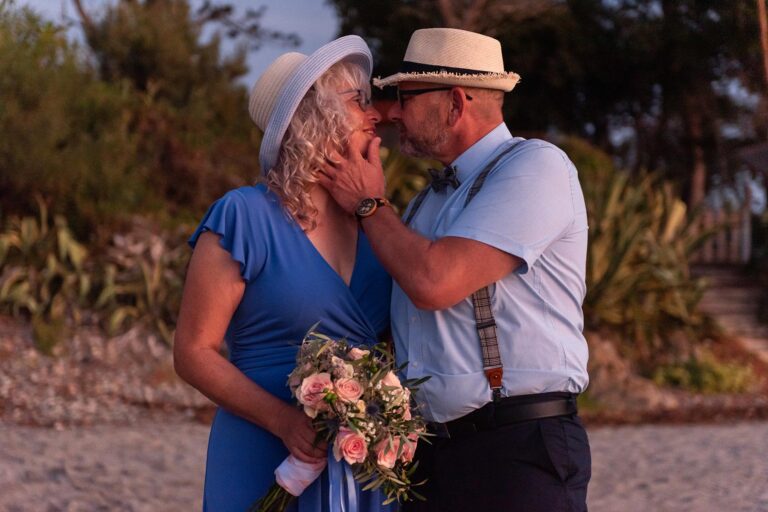 ein-Küsschen-während-der-Strandhochzeit---meer-sardinien-urlaub