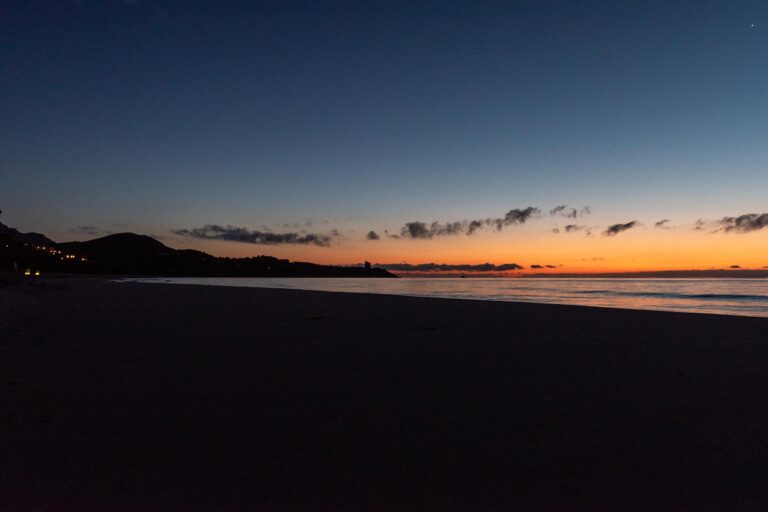 ein-neuer-Tag-beginnt-mit-einem-einzigartigen-Versprechen,-ein-Leben-lang-Hand-in-Hand,-Strandhochzeit---meer-sardinien-urlaub