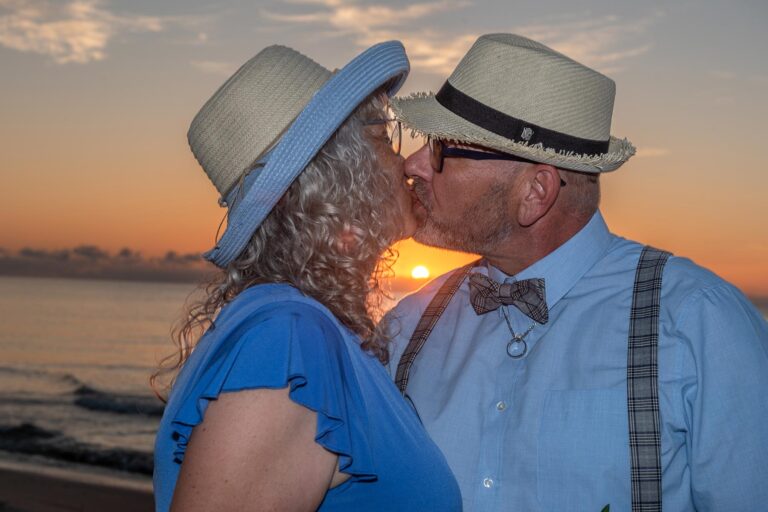 ein-zärtlicher-Kuss-bei-Sonnenaufgang,-Strandhochzeit---meer-sardinien-urlaub