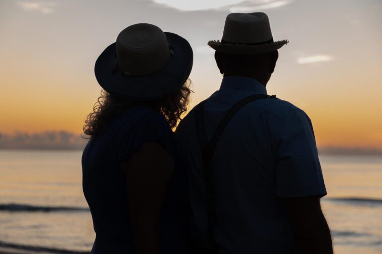 herrliches-Paarfoto-im-Gegenlicht-mit-Blick-in-die-aufgehende-Sonne,-Strandhochzeit---meer-sardinien-urlaub