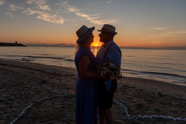 romantisches-Paarbild-vor-der-aufgehenden-Sonne,-Strandhochzeit---meer-sardinien-urlaub