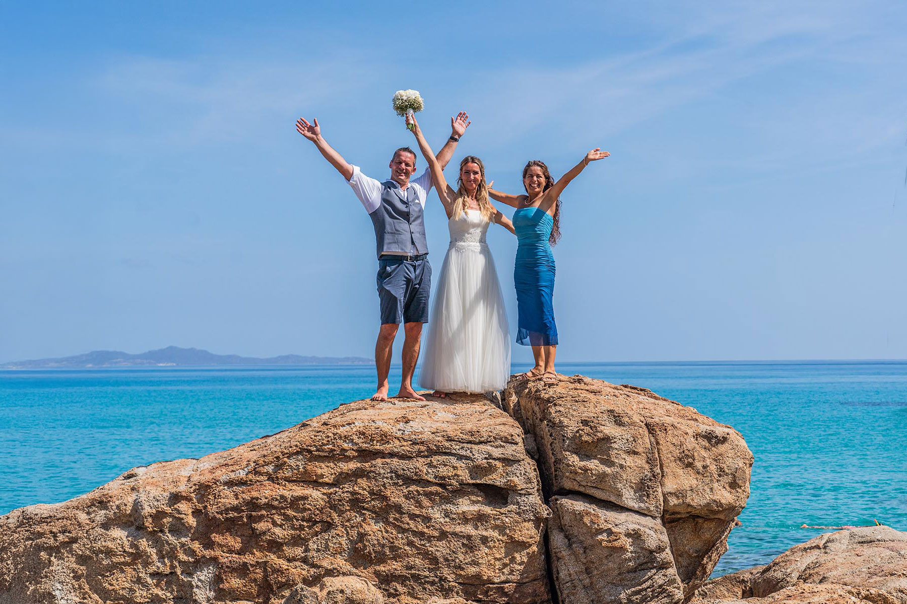 Glückliches Brautpaar mit Jolanda am Hochzeitstag – Betreuung vor Ort bei Ihrer Hochzeit auf Sardinien