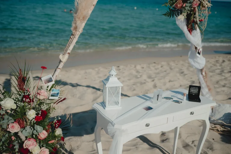 Blick auf das Setting, Strandhochzeit - meer sardinien urlaub