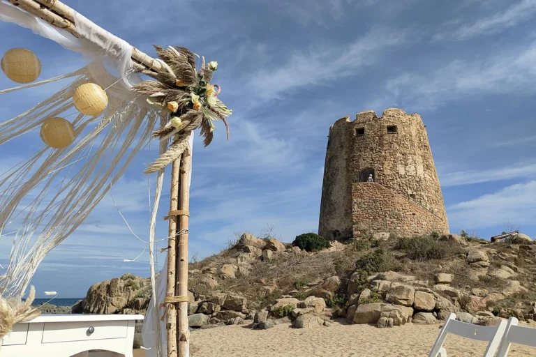 Blick auf den majestätischen Küstenturm, Kulisse und Wächter zugleich dieser wunderbaren Strandhochzeit - meer sardinien urlaub