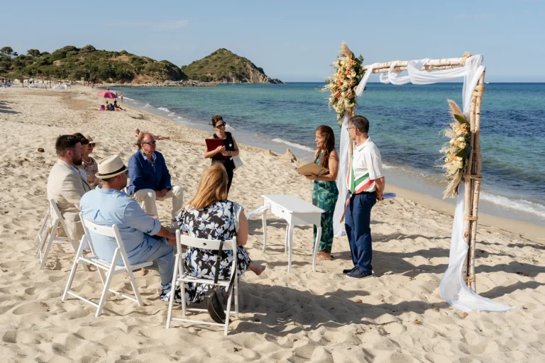 Blick auf die Hochzeitsgesellschaft, Strandhochzeit - meer sardinien urlaub